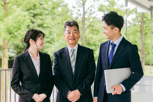 富山で導入できる人材定着支援サービスの費用と導入形態